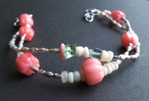 Korallen-Opale-Perlen-Armband  